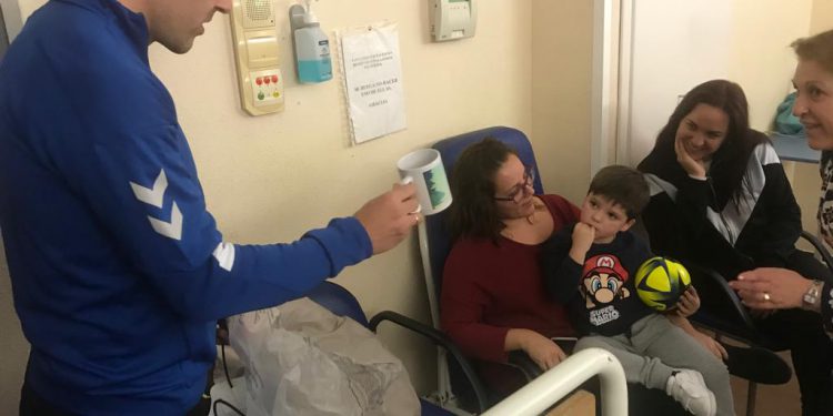 EL VIÑA ALBALI VALDEPEÑAS VISITA A LOS NIÑOS EN EL HOSPITAL