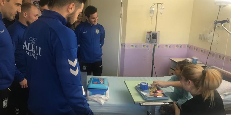 EL VIÑA ALBALI VALDEPEÑAS VISITA A LOS NIÑOS EN EL HOSPITAL