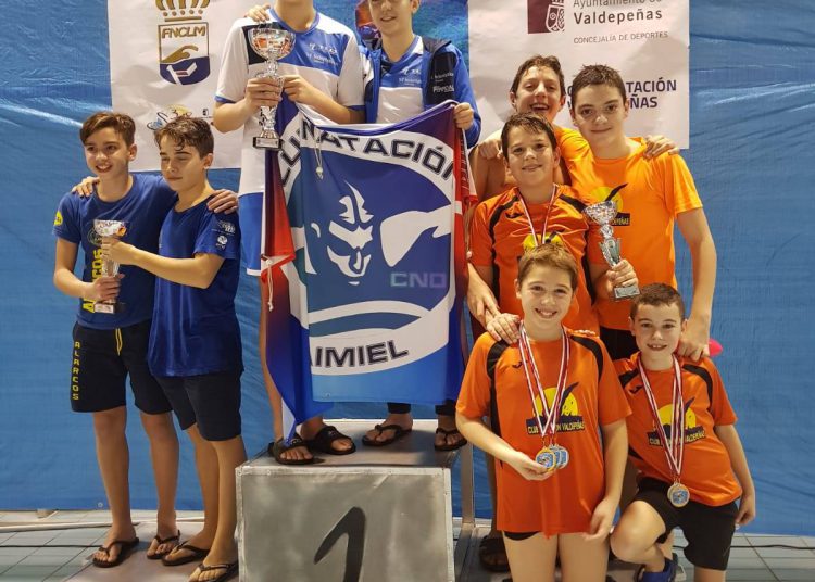 El Club Natación Valdepeñas realiza un excelente campeonato provincial benjamín y alevín.