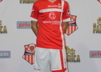 El goleador Toni Sierra renueva con el AD Bargas
