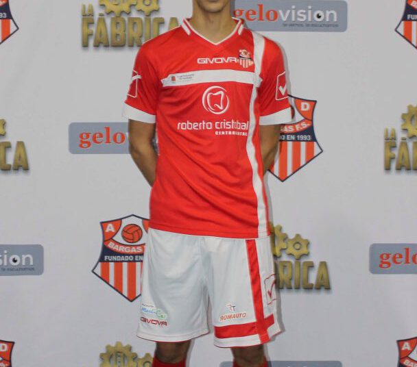 El goleador Toni Sierra renueva con el AD Bargas