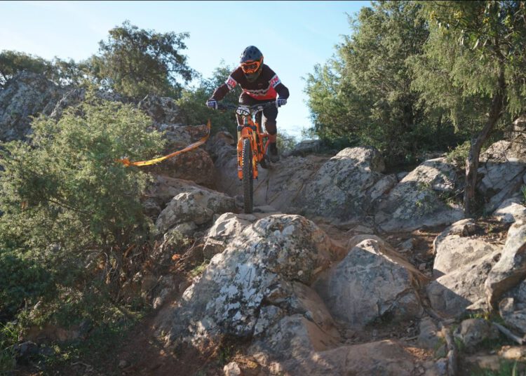 Mauro González y Cristina Menéndez lideran en Cabezarrubias la primera cita de Copa de España de Enduro