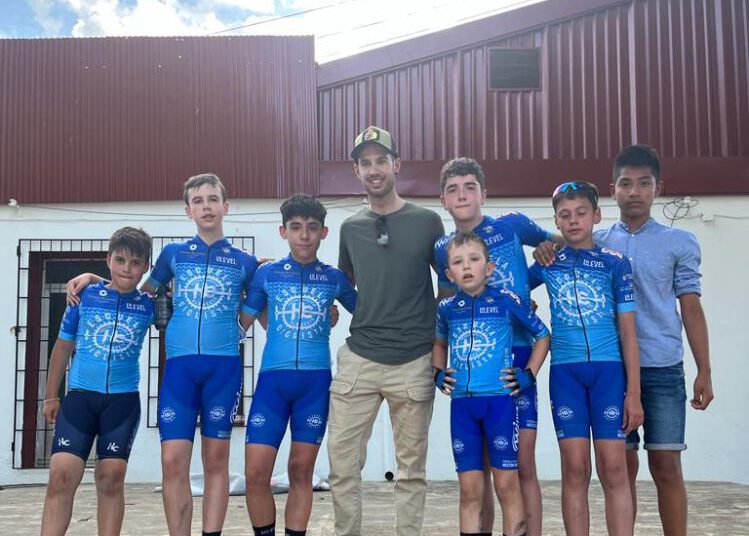 Héctor Carretero arropa al ciclismo base de la región en la prueba de Madrigueras