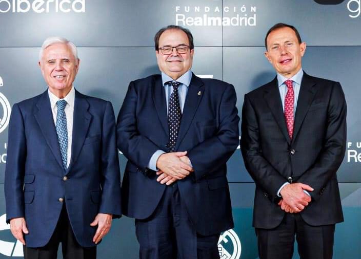 De izquierda a derecha Miguel Ángel Sánchez, mano derecha de Florentino Pérez Fernando Núñez Rebolo Presidente del Grupo Ibérica Emilio Butragueño Director de Relaciones Institucionales del Real Madrid