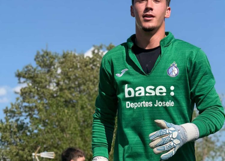 Fran Muñoz, el muro de 19 años del Hellín CF que impulsó el ascenso a Primera Preferente